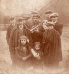 carol singers ca. 1920 [click for larger image]